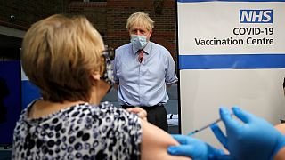 Primeiro-ministro Boris Johnson assiste a vacinação num hospital de Londres