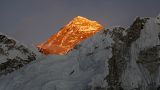 El Everest da un estirón "político" de 86 centímetros