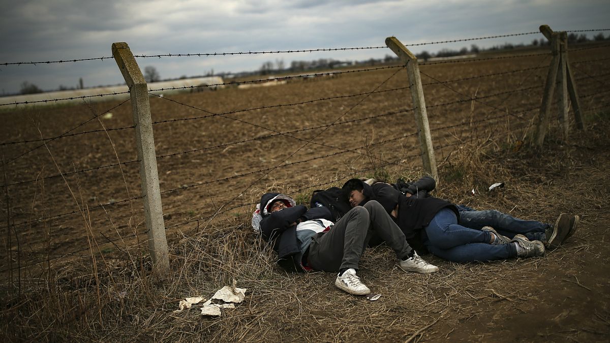 Türkiye Yunanistan sınırının Türkiye tarafında dinlenen göçmenler