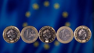 جنيه استرليني  وعملة اليورو 