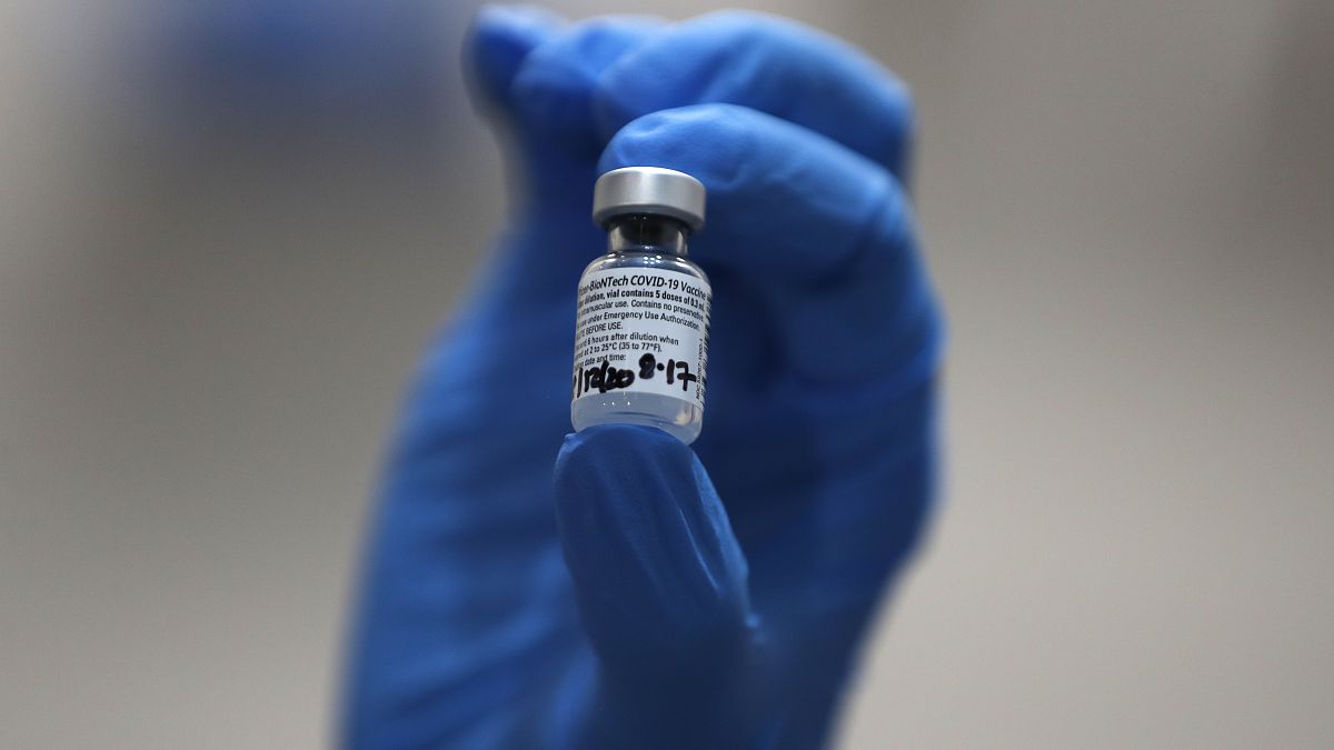 Pfizer BioNTech aşısının tam koruma sağlaması için iki doz uygulanması gerekiyor