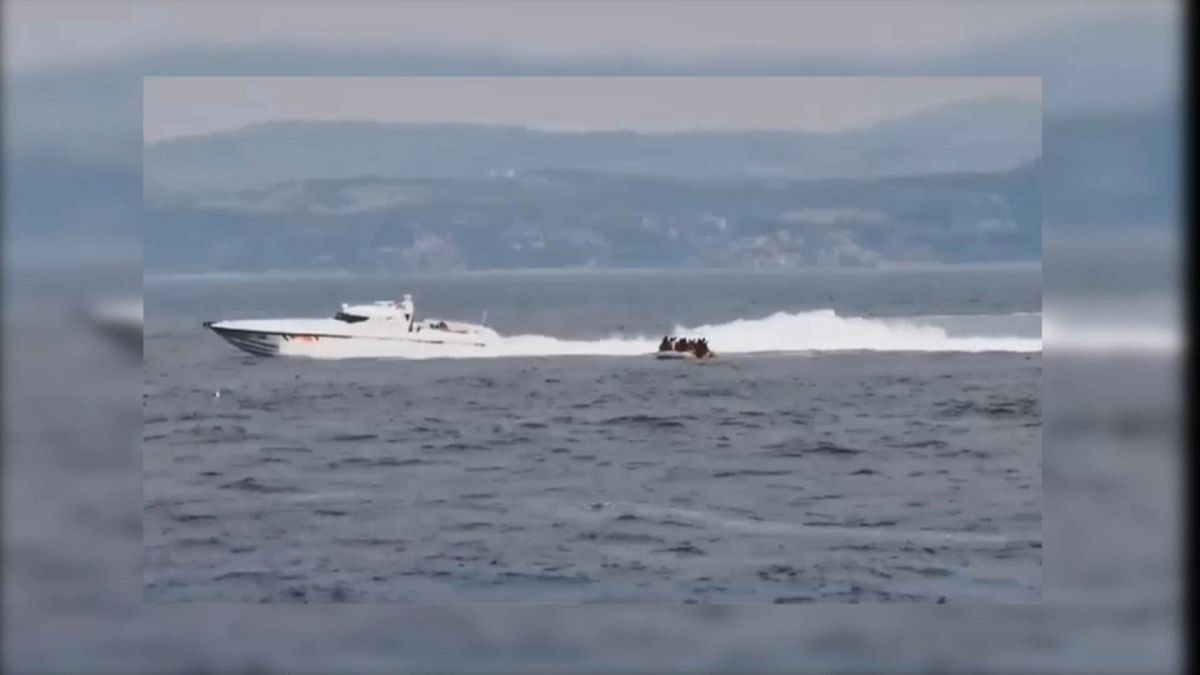 Boot der türkischen Küstenwache und Boot mit Migranten.