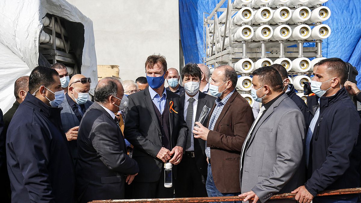سفين كون فون بورغسدورف، ممثل الاتحاد الأوروبي في الضفة الغربية وقطاع غزة، إلى جانب ممثلين آخرين من الاتحاد الأوروبي يتحدثون مع مسؤولين فلسطينيين في محطة لتحلية المياه