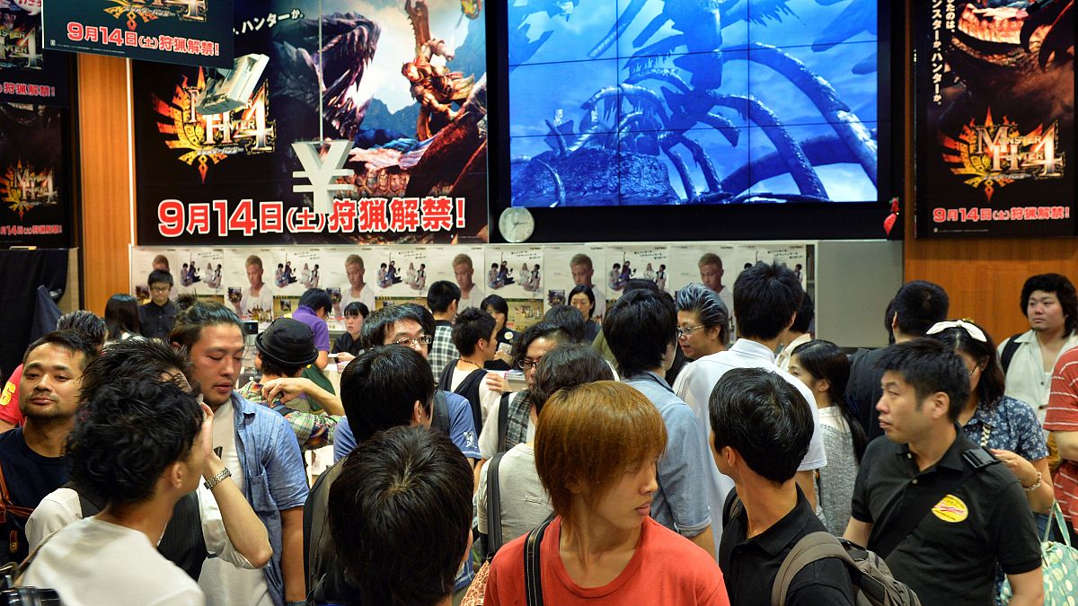 شباب يقبل على النسخ الجديدة لألعاب فيدو "مونستر هانتر". اليابان 2013/09/14