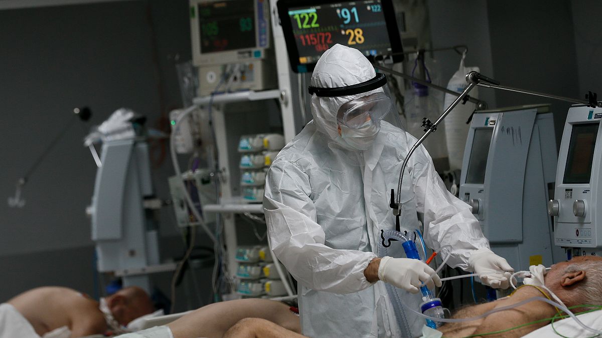 Türkiye'de son 24 saatte koronavirüsten dolayı 211 kişi hayatını kaybetti.