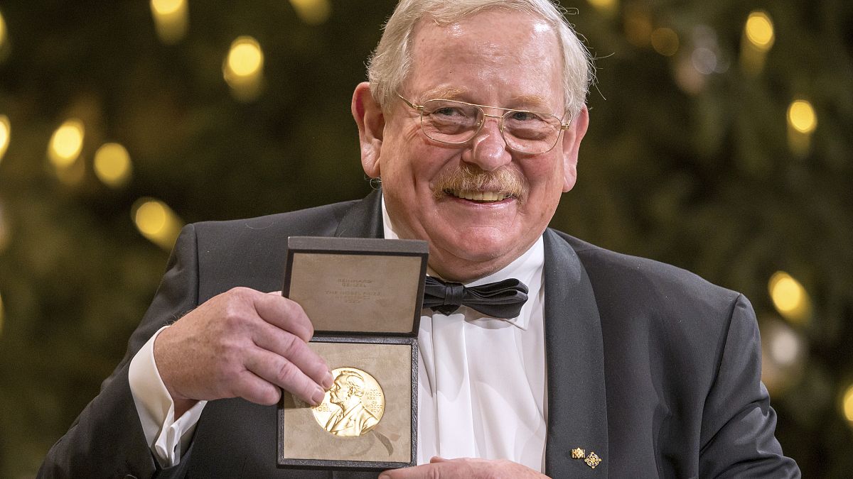 Reinhard Genzel mit dem Nobelpreis.