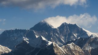 منظر جوي لجبل إيفرست  وسلسلة جبال الهيمالايا  على ارتفاع 140 كم شمال شرق كاتماندو.