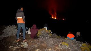 Sur l'île de La Réunion, les curieux observent le spectacle du Piton de la Fournaise en éruption