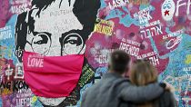 Passants devant le mur de John Lennon à Prague (République Tchèque) - 06.04.2020