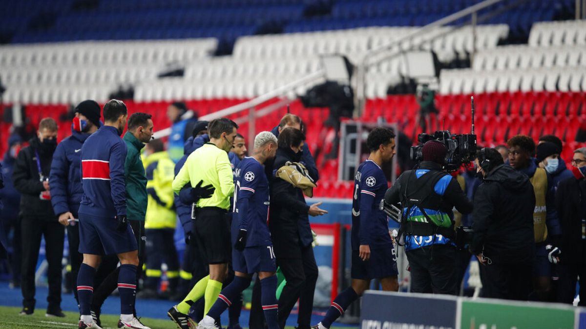PSG-Medipol Başakşehir takımları maç sırasında yaşanan ırkçı söylemler nedeniyle sahayı terketti