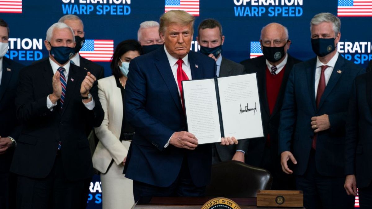 Donald Trump muestra el decreto firmado en la Casa Blanca