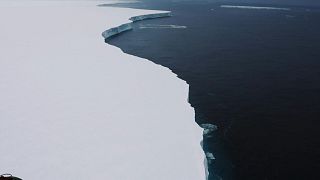 أكبر جبل جليدي يطفو بالقرب من جزيرة جورجيا الجنوبيةفي جنوب المحيط الأطلسي.