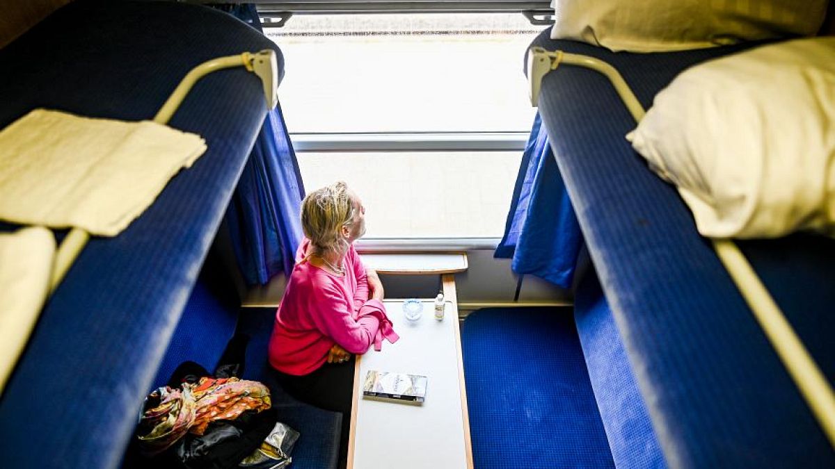 مسافرة داخل مقصورة قطار ليلي سريع في ويسترلاند ، ألمانيا. في 4 يوليو 2020.