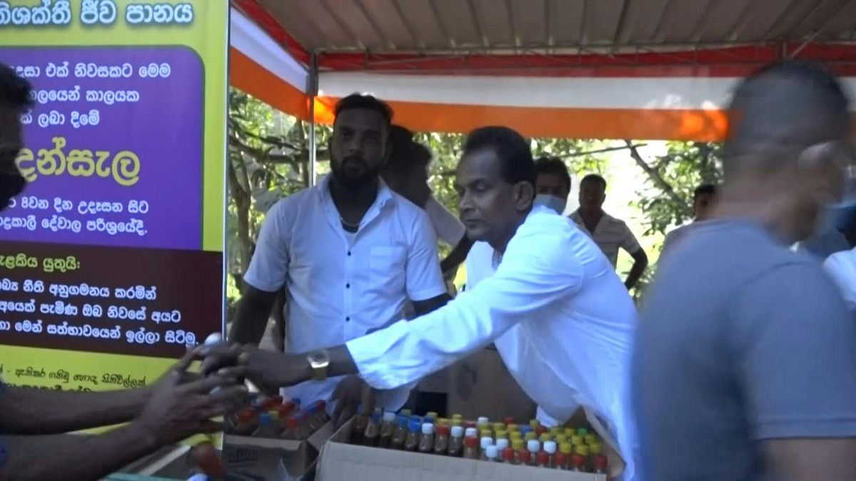 توزيع الشراب المعجزة لعلاج كوفيد-19 في قرية كيغال في سريلانكا