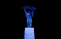 A gyermekek világnapján (november 20-án) az UNICEF Magyarország világította ki kékkel a szobrot