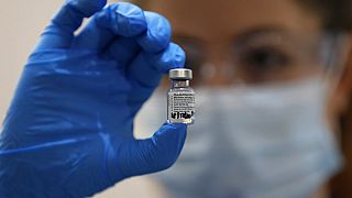 Krankenhauspersonal in Londons Guy Krankenhaus mit einer Impfdosis gegen das Coronavirus,8.12.2020