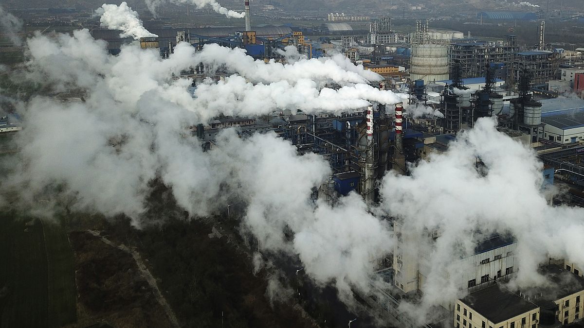الدخان والبخار يتصاعدان من محطة معالجة الفحم في خين بمقاطعة شانشي بوسط الصين.