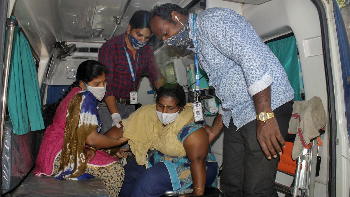 یک زن مبتلا به بیماری نوظهور در ایالت آندرا پرادش هند در حال انتقال به بیمارستان
