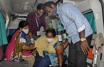 یک زن مبتلا به بیماری نوظهور در ایالت آندرا پرادش هند در حال انتقال به بیمارستان