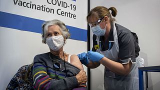 یک فرد دریافت کننده واکسن کووید-۱۹ در بریتانیا