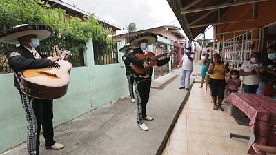 Maskierte Mariachi-Musiker spielen zum Muttertag in Panama-Stadt