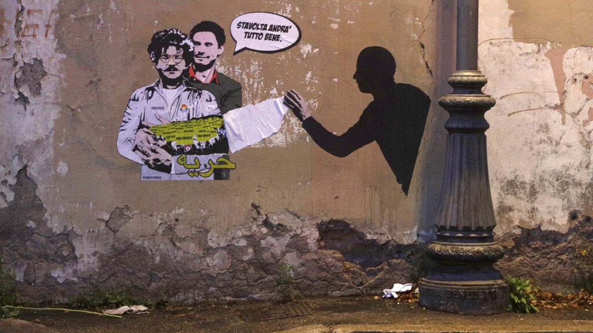 Roma, un murale ritrae in un abbraccio lo studente incarcerato Patrik Zaki con il ricercatore Giulio Regeni, ucciso dalle forze di sicurezza egiziane