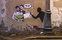 Roma, un murale ritrae in un abbraccio lo studente incarcerato Patrik Zaki con il ricercatore Giulio Regeni, ucciso dalle forze di sicurezza egiziane