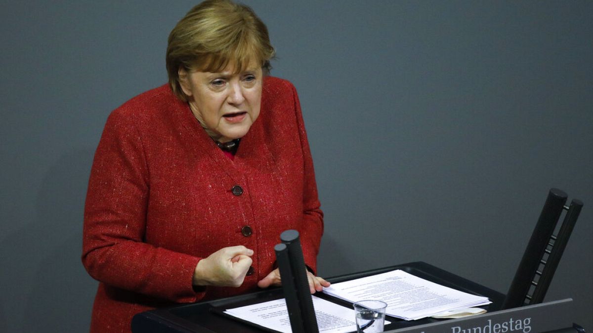 Almanya Başbakanı Angela Merkel, ülkedeki Covid-19 can kayıpları ve vakaların artması sonrası önlemlerin daha sıkılaştırılması gerektiğini söyledi.