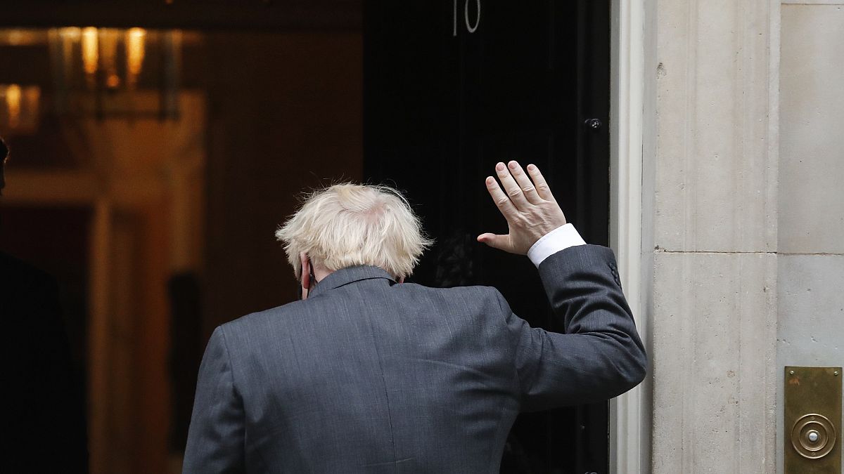 Boris Johnson se despide de la prensa mientras entra en el 10 de Downing Street