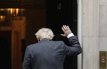 Boris Johnson se despide de la prensa mientras entra en el 10 de Downing Street