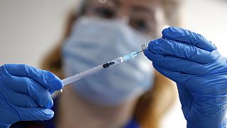 Una enfermera británica prepara una dosis de la vacuna de Pfizer/ BioNTech
