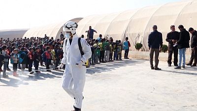 شاهد: أصحاب الخوذ البيضاء يعقمون مخيماً مكتظاً بالنازحين في سوريا خوفا من تفشي كورونا