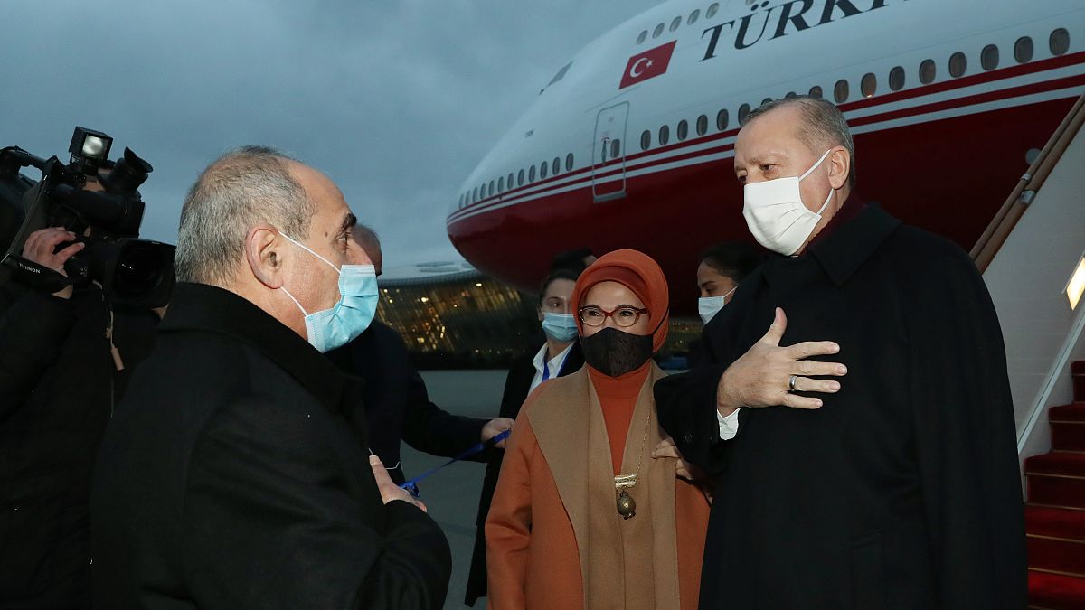 استقبال الرئيس التركي وزوجته في مطار باكو