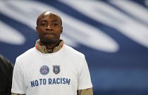 Pierre Webo vor Anpfiff der Partie in einem "Nein-zu-Rassismus-"Shirt.