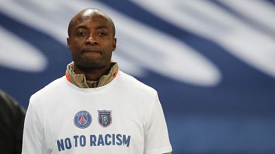 Rodilla en tierra contra el racismo,los jugadores del Paris Saint Germain y del Estambul Basaksehir 