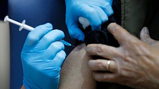 Un'infermiera somministra il vaccino Pfizer-BioNTech al Guy's Hospital di Londra