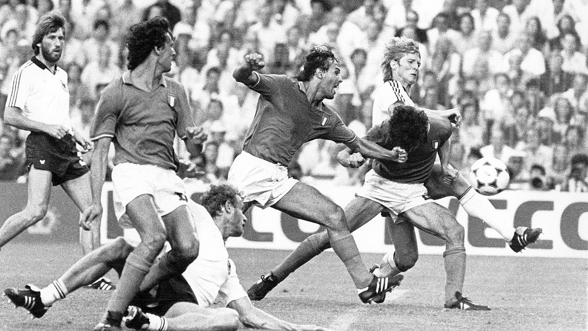 Paolo Rossi im Finale der WM 1982. Gegen Deutschland duellierte er sich oft mit Abwehrrecke Hans-Peter Briegel