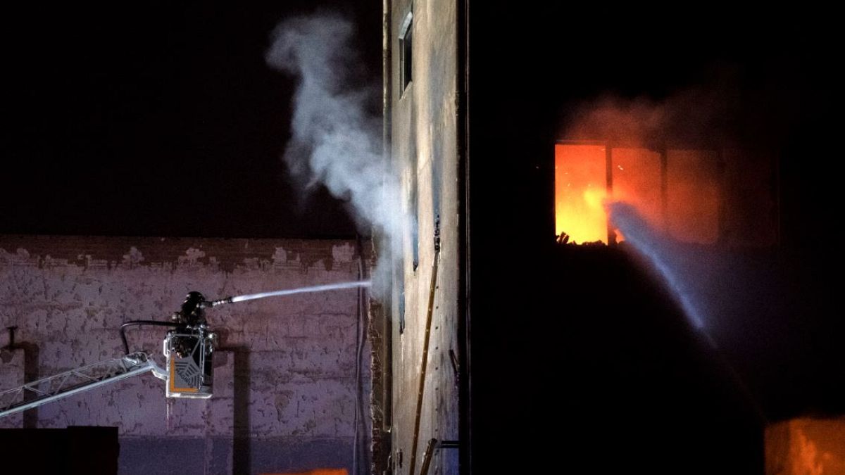 Los bomberos luchan contra las llamas en la fábrica de Badalona