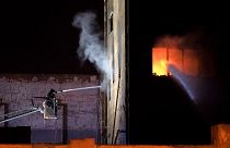 Los bomberos luchan contra las llamas en la fábrica de Badalona