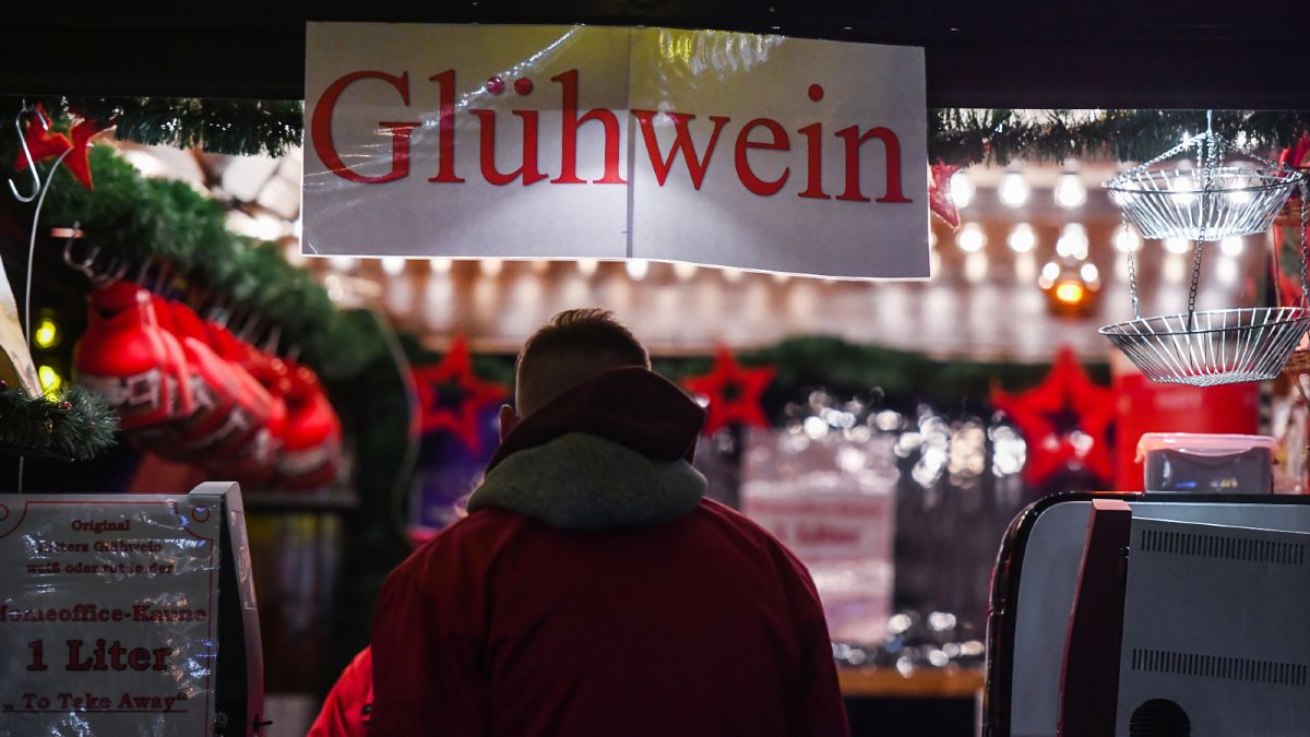 أكشاك النبيذ الساخن في سوق عيد الميلاد في منطقة إيسن بغرب ألمانيا.