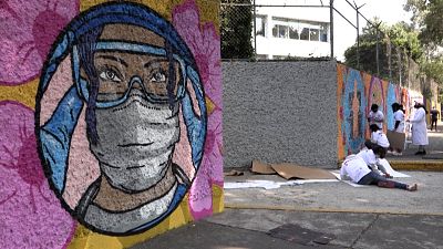 شاهد: لوحة جدارية بطول 100 متر تكريماً لممرضات المكسيك