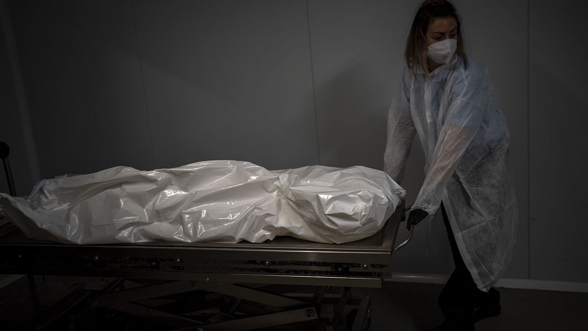 نقل جثة مسن توفي بسبب كوفيد-19 في دار لرعاية المسنين في برشلونة، إسبانيا.