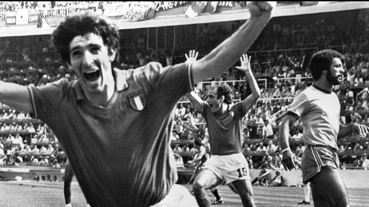 Paolo Rossi festeggia, dopo aver segnato il gol per l'Italia contro il Brasile, ai Mondiali di Spagna 1982