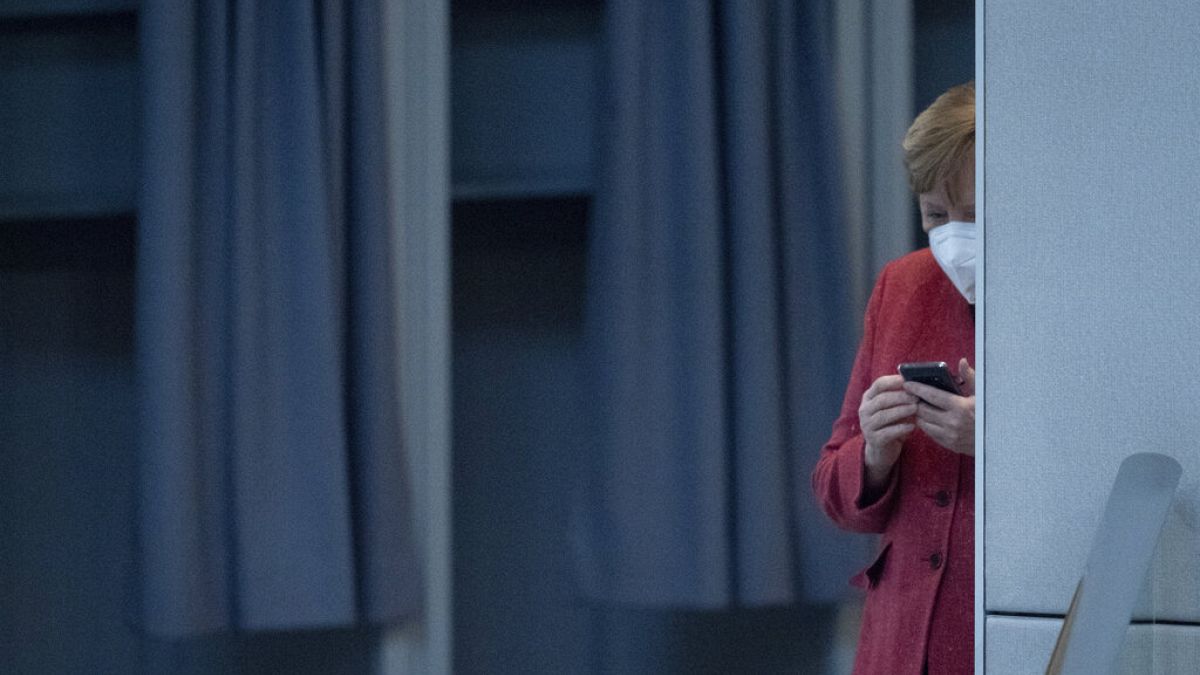 Anglea Merkel az okostelefonját nézi a német költségvetés vitája alatt (2020.12.09.)
