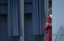 Anglea Merkel az okostelefonját nézi a német költségvetés vitája alatt (2020.12.09.)