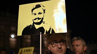 نشطاء من منظمة العفو الدولية لحقوق الإنسان يشاركون في مظاهرة في ساحة كاستيلو في تورينو للتنديد بمقتل الطالب الإيطالي جوليو ريجيني في مصر. إيطاليا 25 يناير 2020