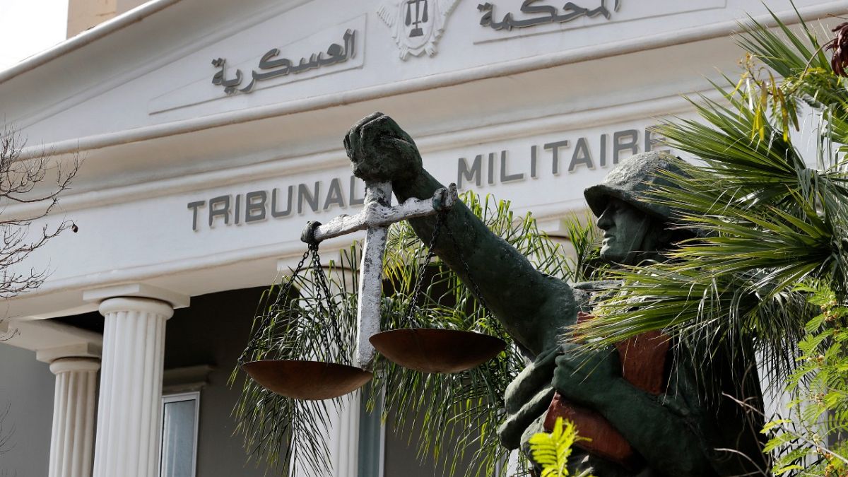 تمثال لجندي يحمل الميزان، رمزا للعدالة، من خارج المحكمة العسكرية في بيروت، لبنان