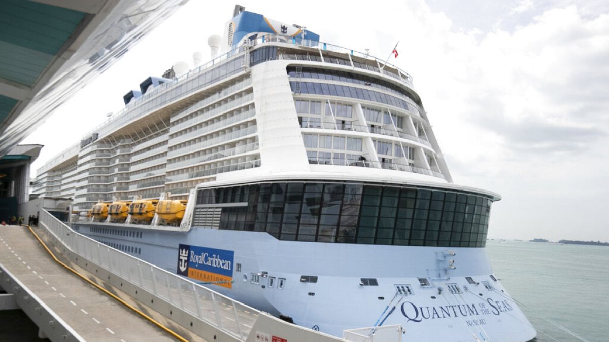 Das Kreuzfahrtschiff Quantum of the Seas liegt am 09.12. 2020, im Marina Bay Cruise Center in Singapur vor Anker
