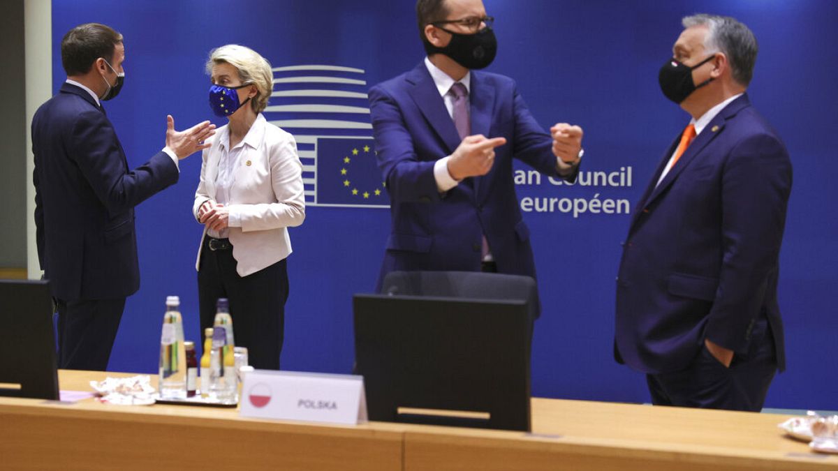 Macron, von der Leyen, Morawiecki és Orbán az EU-csúcson