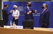 Macron, von der Leyen, Morawiecki és Orbán az EU-csúcson